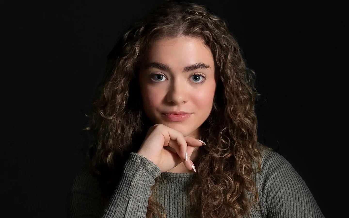 „Au fost nenorocitele alea de telefoane”: poeta Gen Z Kori Janes despre răul provocat de smartphone-uri