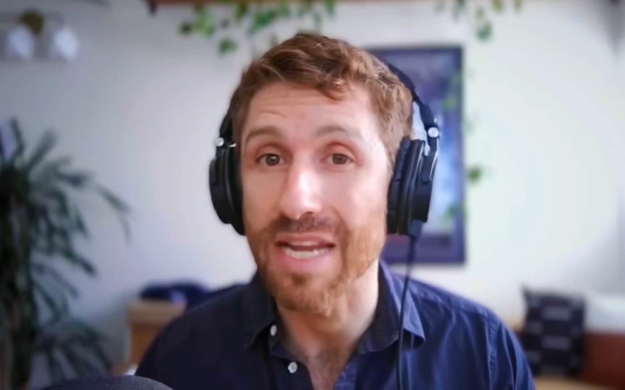 Excelentul podcast al Centre for Humane Technology, găzduit de fostul expert în etică tehnologică de la Google, Tristan Harris.