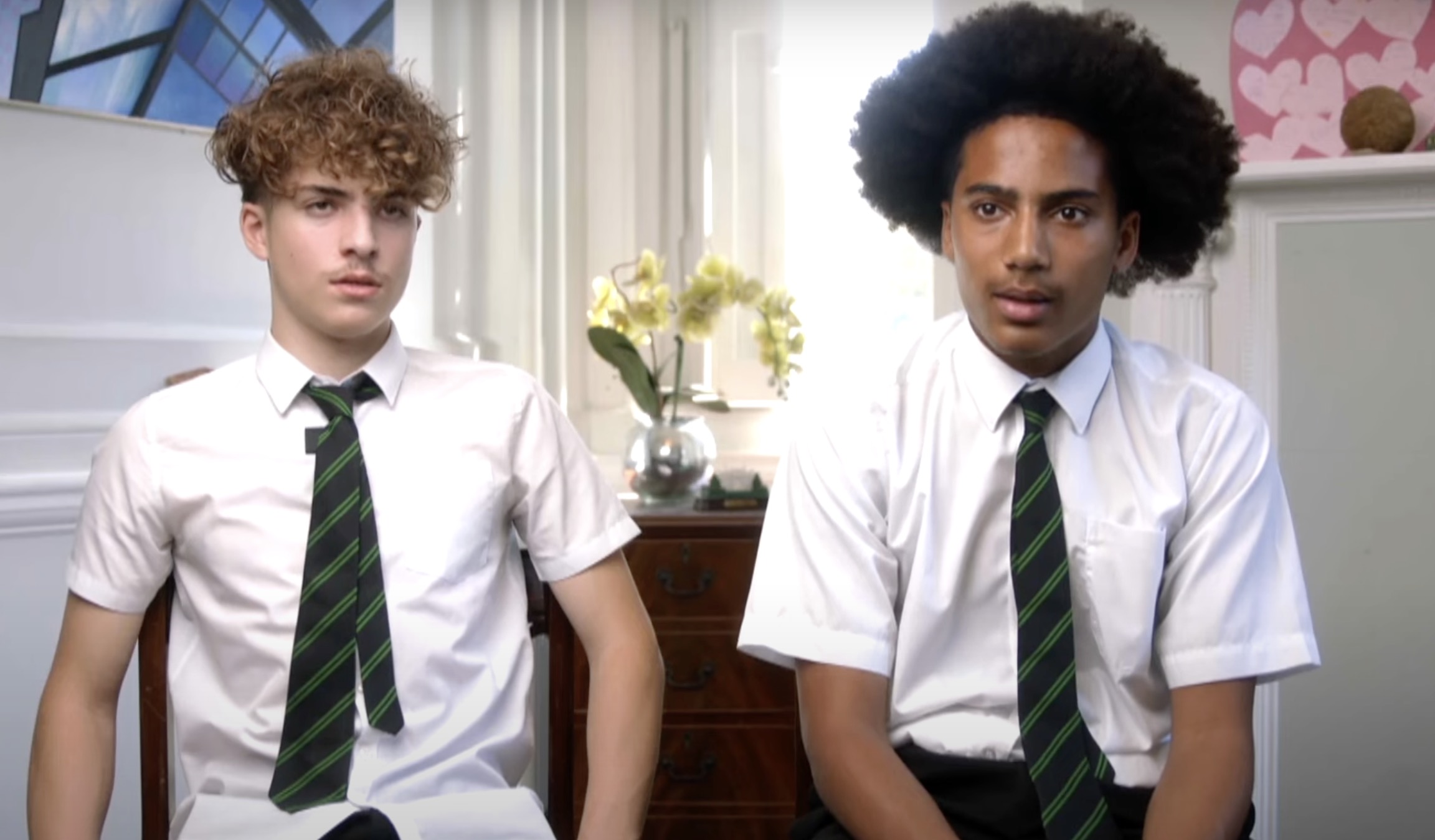 O copilărie furată: un scurtmetraj informativ care explorează impactul smartphone-urilor