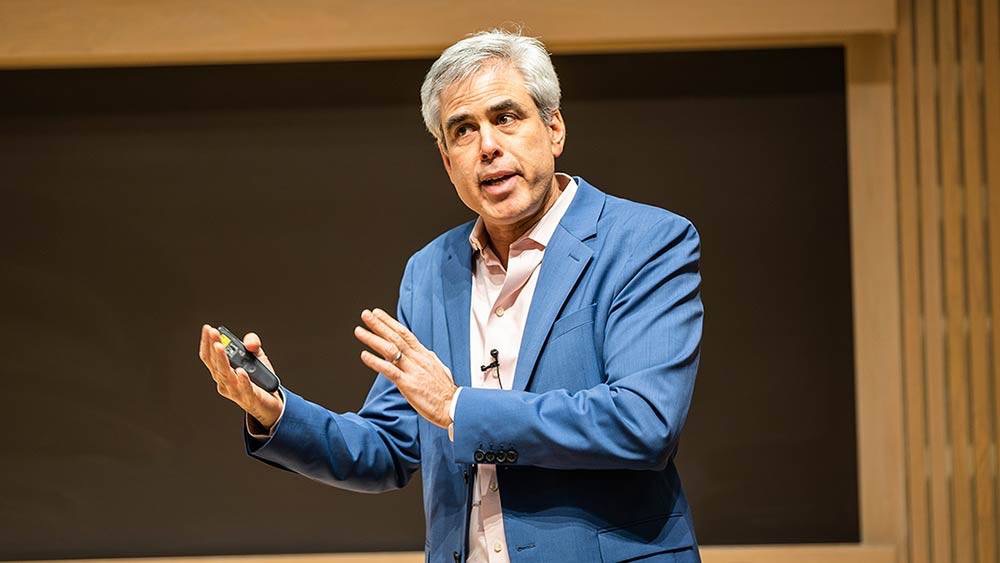 Dr. Jonathan Haidt – “Cum afectează smartphone-urile și social media sănătatea mintală și ce soluții realiste există”